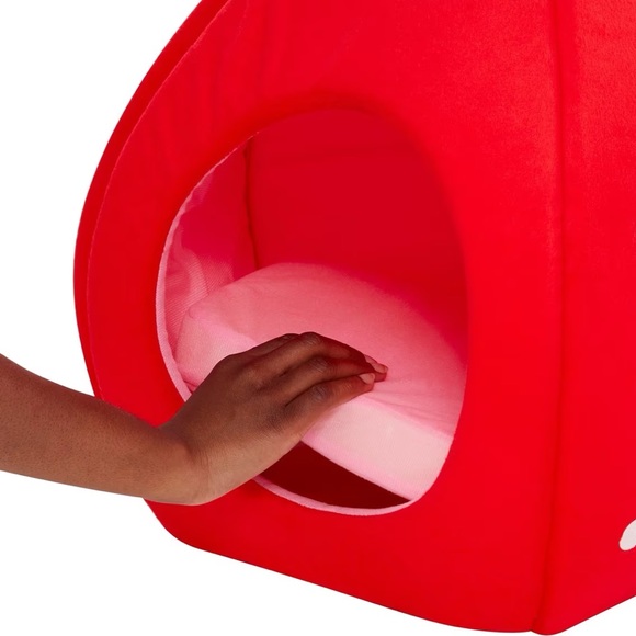 NWOT Strawberry Covered Cat & Dog Bed - YML - Picture 4 of 4